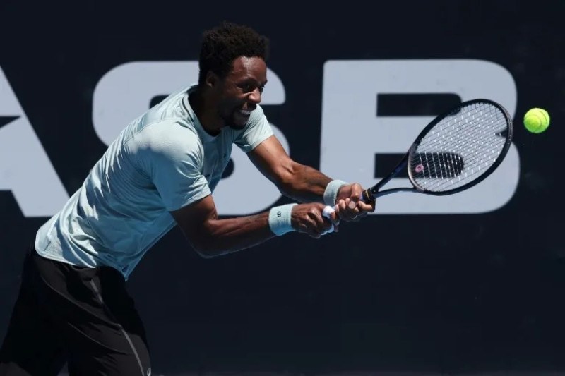 El francés Gael Monfils golpea una devolución al belga Zizou Bergs durante su partido final individual masculino en el ATP Auckland Classic.