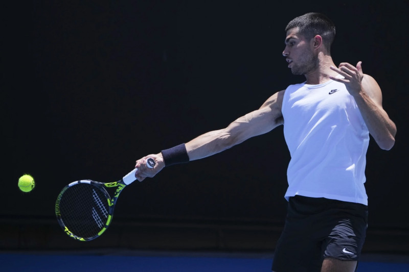 l español Carlos Alcaraz hace una devolución durante una práctica para el Abierto de Australia, el viernes en Melbourne.