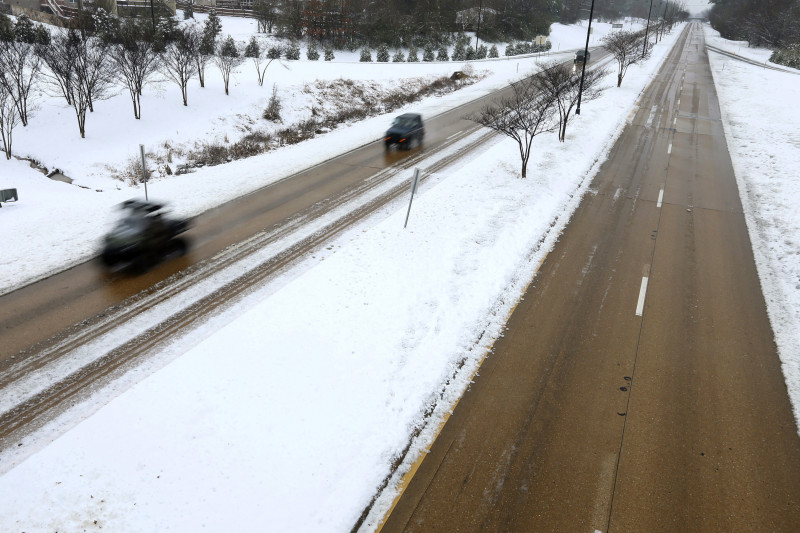 Varios vehículos circulan por el bulevard McCollough tras una nevada, el 10 de enero de 2025, en Tupelo, Missouri. (Adam Robison/The Northeast Mississippi Daily Journal vía AP)