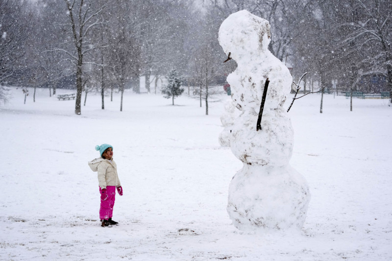 Brooklyn Brye, de 4 años, observa un muñeco de nieve de gran tamaño en Nashville, Tennessee, el 10 de enero de 2025. (AP Foto/George Walker IV)