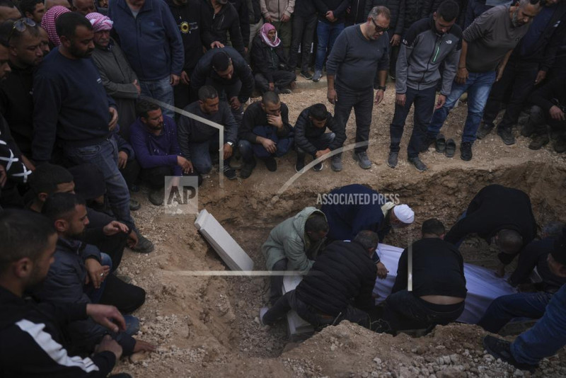 Los dolientes bajan el ataúd del rehén Hamzah AlZayadni, de 23 años, a una tumba durante su funeral en la ciudad beduina de Rahat, en el sur de Israel, el viernes 10 de enero de 2025.