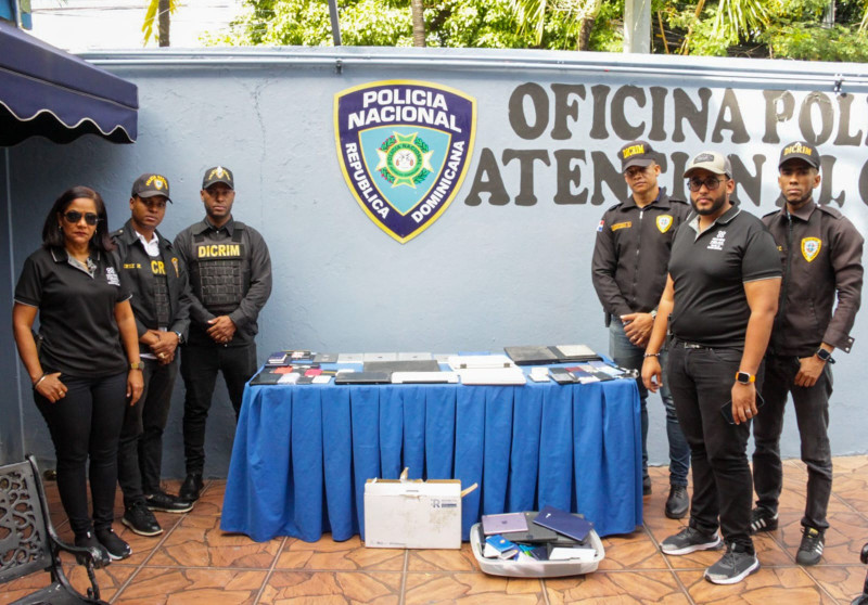 Agentes policiales con los aparatos electrónicos recuperados