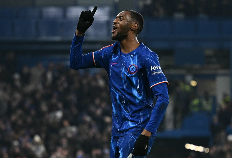 El defensa del Chelsea, Tosin Adarabioyo, celebra tras anotar el tercer gol de su equipo durante un partido de la FA Cup en el Stamford Bridge, Londres, el 11 de enero de 2025