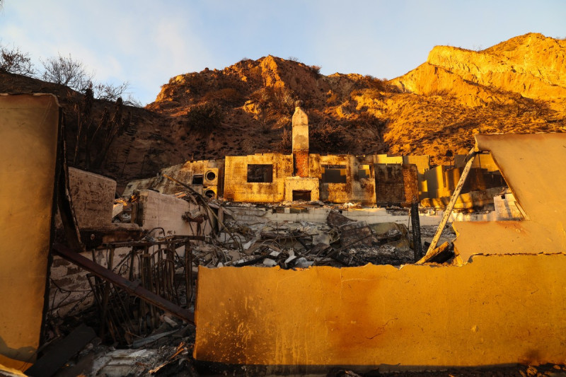 Una casa quemada destruida por el incendio Palisades se ve a lo largo de la autopista de la costa del Pacífico en Malibú, California, el 10 de enero de 2025