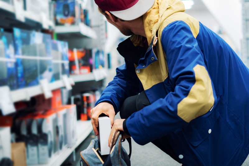 Imagen representativa de la acción de un ladrón en una tienda. Foto de Shutterstock facilitada por Checkpoint Systems.