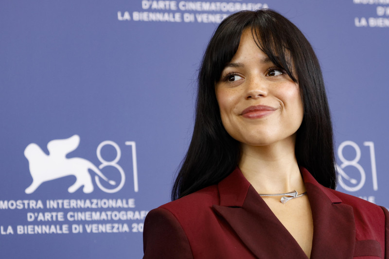 Jenna Ortega posa en la presentación de 'Beetlejuice Beetlejuice' en el Festival de Cine de Venecia, donde la actriz se ha consolidado como una musa de Tim Burton, gracias a su icónico papel como Wednesday Addams en la exitosa serie 'Wednesday'. Su talento para mezclar lo macabro con lo encantador la ha convertido en una de las figuras emergentes del cine de terror y fantasía contemporáneo, y en un rostro inconfundible en el universo de Burton.  EFE/EPA/Fabio Frustaci