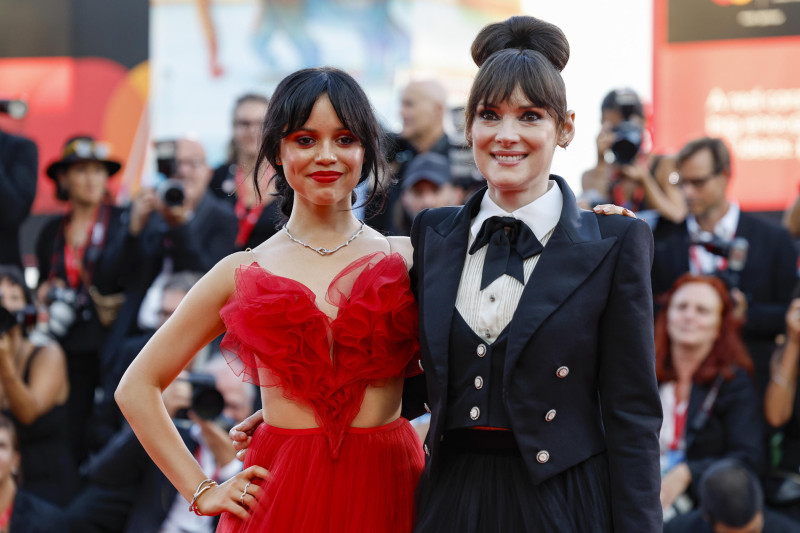 Jenna Ortega y Winona Ryder, dos generaciones de la familia Deetz en Beetlejuice 2, posan juntas en el último Festival de Cine de Venecia. La química entre madre e hija en la pantalla refleja su gran relación personal y su afición compartida por el cine, que las une más allá de sus papeles en esta esperada secuela. EFE/EPA/Fabio Frustaci