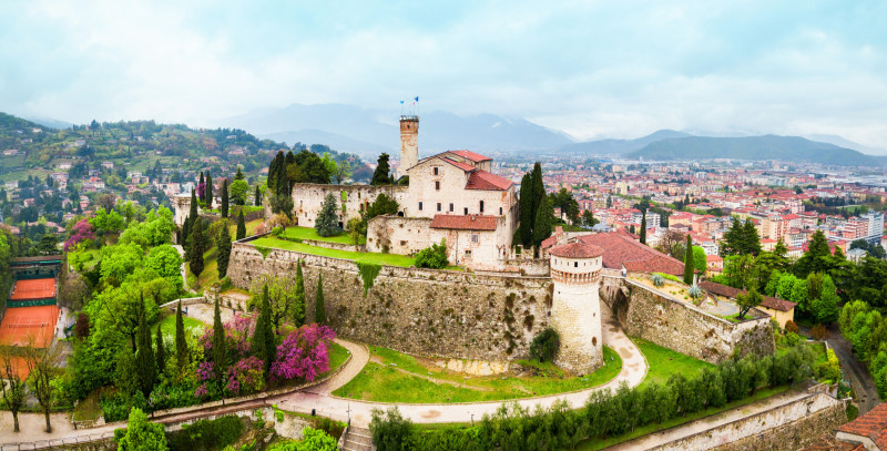 Castillo medieval en Brescia, en el norte de Italia. Foto Saiko3p-Shutterstock, facilitada por Journalistic.org.