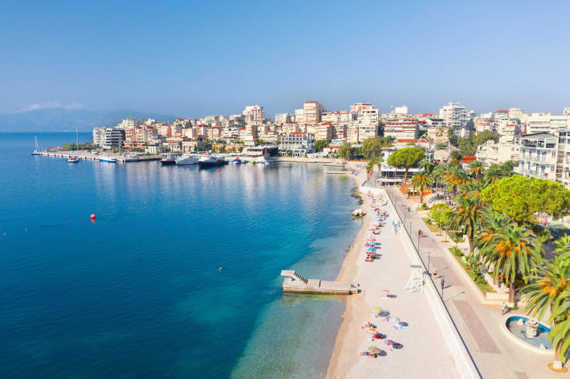 Playa en la Riviera albanesa, en Saranda, Albania. Foto: S.Tatiana-Shutterstock, facilitada por Journalistic.org.