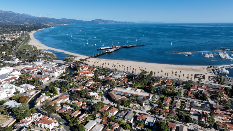 Costa y playa de Santa Bárbara, en California, EE.UU. Foto ByDroneVideos-Shutterstock, facilitada por Journalistic.org.