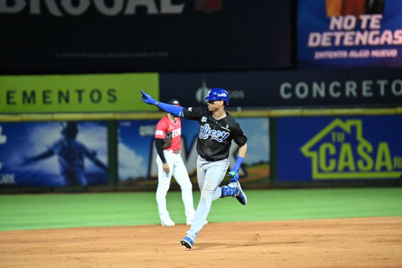 Sergio Alcántara recorre las bases del estadio Quisqueya luego de conectar jonrón que empató las acciones en el noveno.