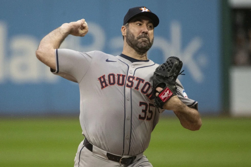 El lanzador abridor de los Astros de Houston, Justin Verlander, lanza contra los Guardianes de Cleveland durante la primera entrada de un juego de béisbol en Cleveland.