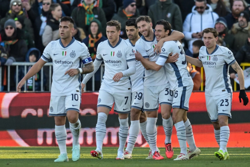 Jugadores del Inter felicitan a Mateo Damián luego que éste marcara su decisivo gol.