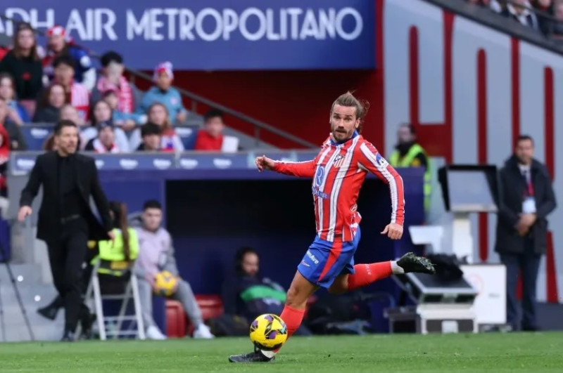 El delantero francés del Atlético de Madrid, Antoine Griezmann, conduce el balón durante el partido de la liga española ante Osasuna en el estadio Metropolitano de Madrid.