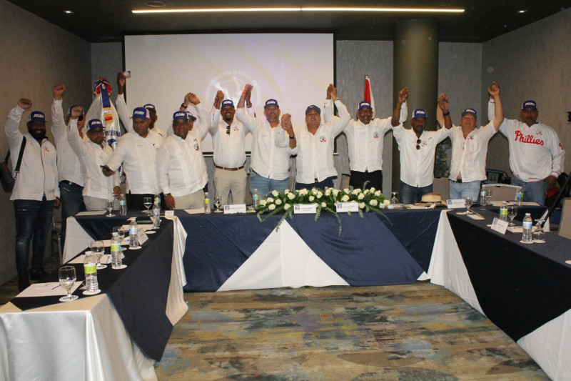 Integrantes de la La Asociación Internacional de Béisbol Independiente (AIBI) durante la rueda de prensa realizada este domingo..