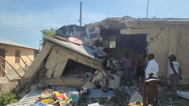 Al lugar, llegó el director del distrito, Luis Enrique Leoncio Feliz y de inmediato se puso en contacto con la Gobernadora Maria Esther Diaz Medina y el senador Guillermito Lama a fin de asistir a los afectados.