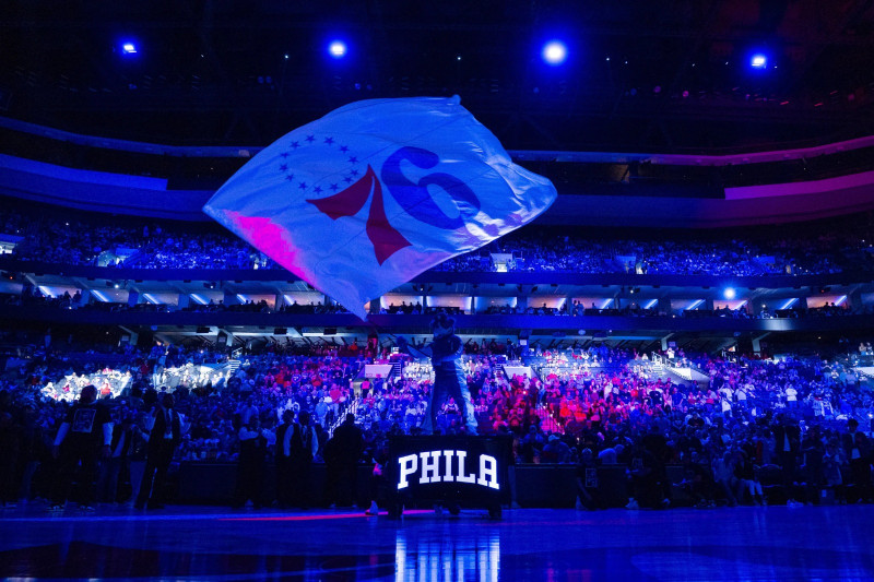 ARCHIVO - Foto de la mascota de los 76ers de Filadelfia Franklin ondeando la bandera del equipo antes del encuentro ante los Nets de Brooklyn el 14 de abril del 2024.