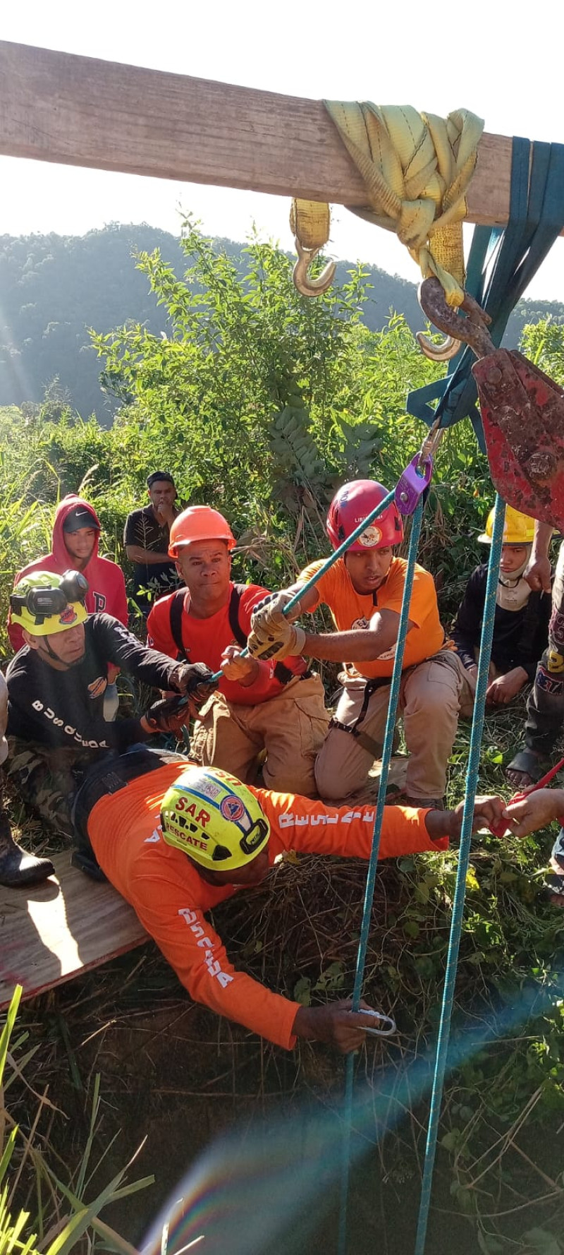 La operación fue liderada por la Unidad de Búsqueda y Rescate en Estructuras Colapsadas de Santiago, junto a cuerpos de bomberos, personal de la Defensa Civil y otros organismos de emergencia.