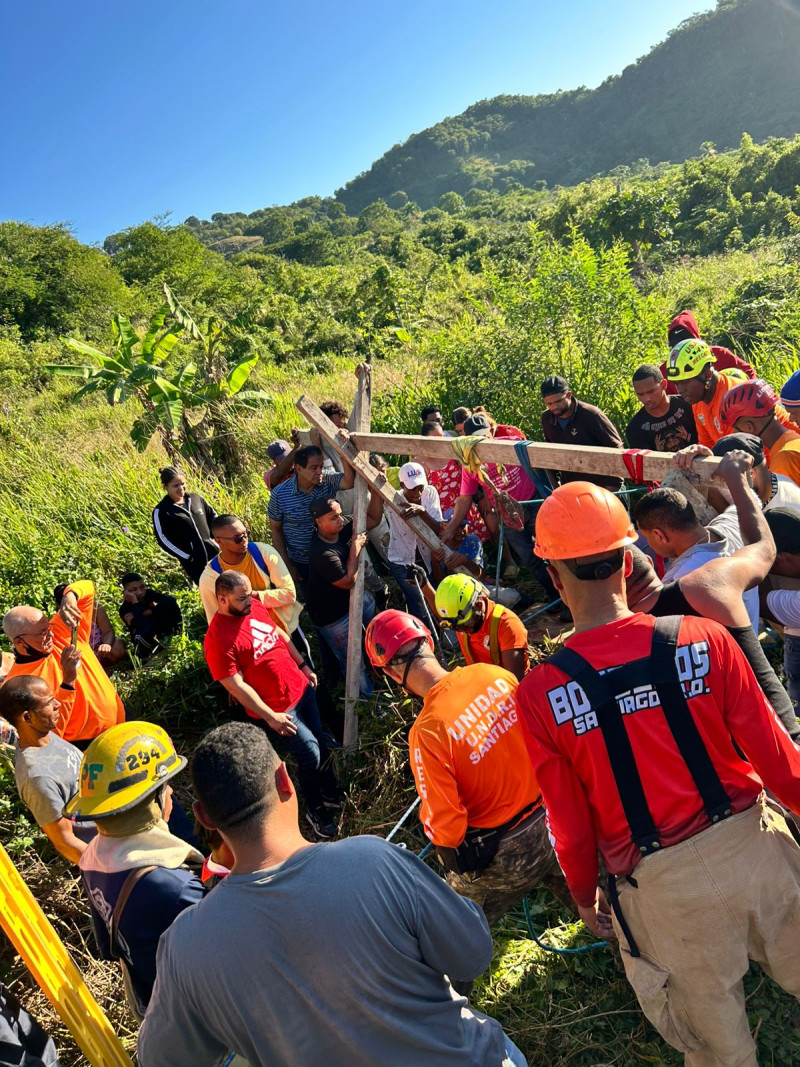 Unidad de Búsqueda y Rescate en Estructuras Colapsadas de Santiago, cuerpos de bomberos, personal de la Defensa Civil y otros organismos de emergencia.