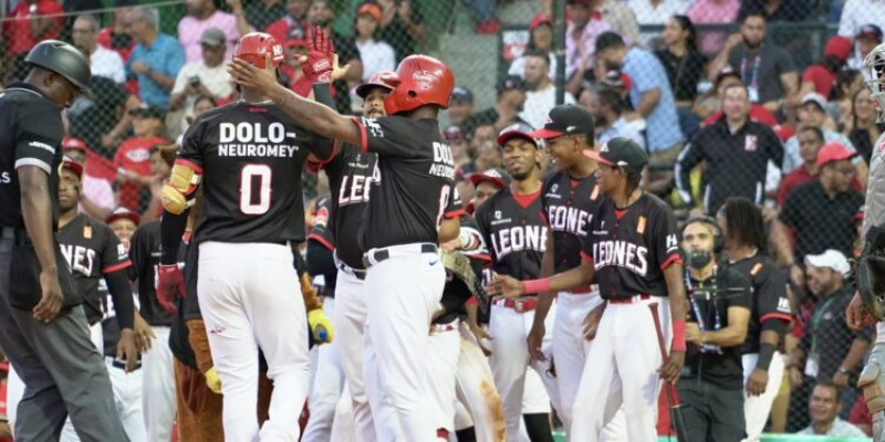 Jugadores de los Leones celebran en el plato.