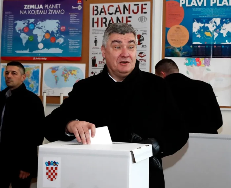 El candidato presidencial y actual presidente de Croacia, Zoran Milanovic, deposita su voto durante la segunda vuelta de las elecciones presidenciales en Zagreb, Croacia