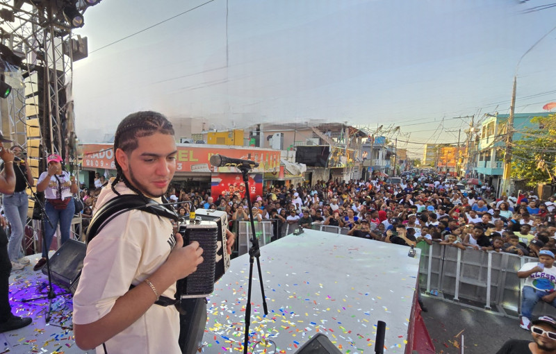 El Rubio del Acordeón durante la presentación ante la multitud de los sectores Ensanche Luperón, Capotillo, Simón Bolívar, 24 de Abril, Las Cañitas y Gualey.