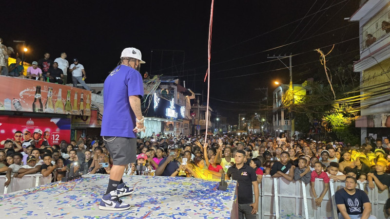 Chimbala durante la presentación en el evento  "Música en el Corazón del Barrio".