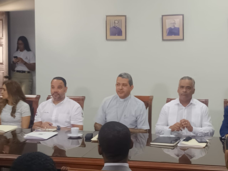 Reunión entre los desalojados en terrenos de la provincia de Sánchez Ramírez y ejecutivos de Barrick Pueblo Viejo.