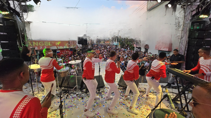 La Chiquito Team Band durante su show que reunió a gente del Ensanche Luperón, Capotillo, Simón Bolívar, 24 de Abril, Las Cañitas y Gualey.