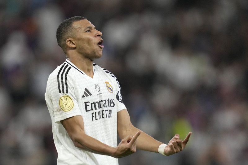 Kylian Mbappé del Real Madrid reacciona