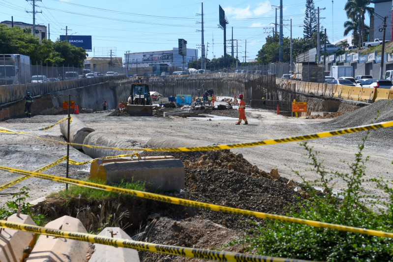 Construcción de paso a desnivel previo a la parada de autobuses de Pintura.