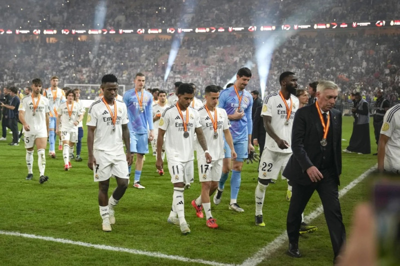 Los jugadores del Real Madrid se retiran del campo tras la derrota ante el Barcelona en la Supercopa, el lunes 13 de enero de 2025, en Yeda, Arabia Saudí.