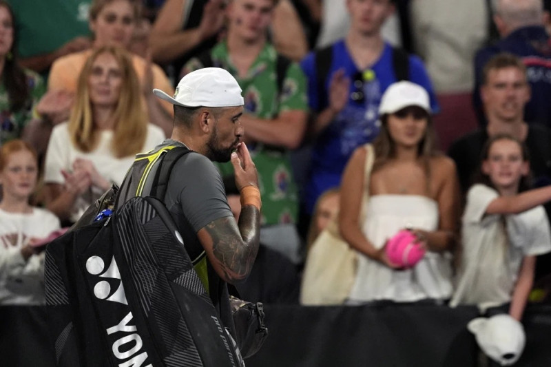 Nick Kyrgios se despide de la cancha tras perder ante Jacob Fearnley en la primera ronda del Abierto de Australia, el lunes 13 de enero de 2025.