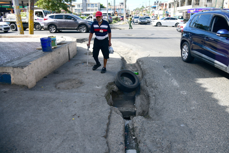 El ministerio de Obras Públicas dice que los hoyos se han formado en avenidas por las lluvias de los últimos seis meses.