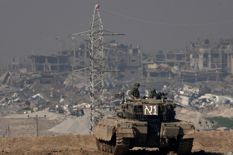 Soldados israelíes patrullan la Franja de Gaza en un tanque, en una imagen captada el viernes 19 de enero de 2024 desde el sur de Israel.