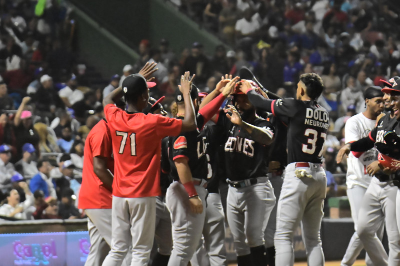 Jugadores de los Leones celebran la décima carrera en el triunfo ante los Tigres.