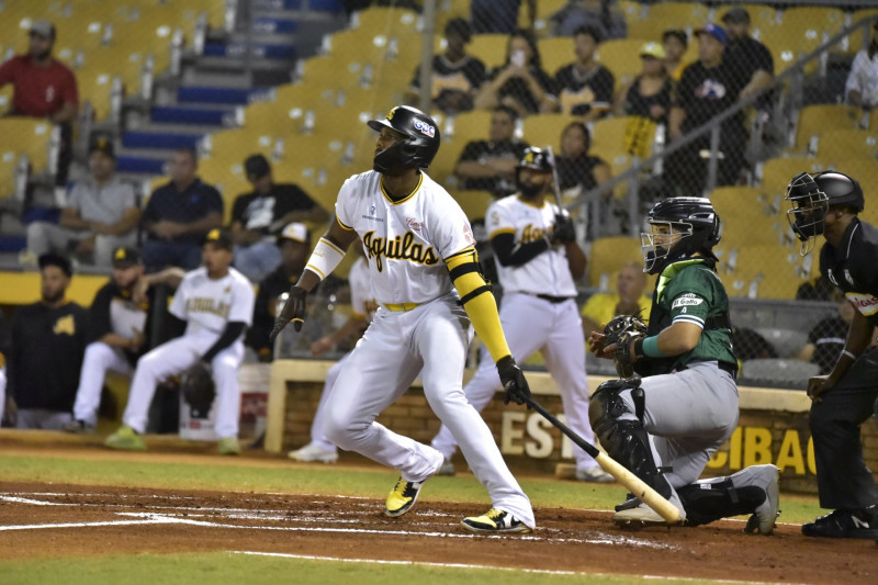 Aderlin Rodríguez, de las Águilas, al momento de disparar un sencillo durante el encuenro contra las Estrellas en el Estadio Cibao.