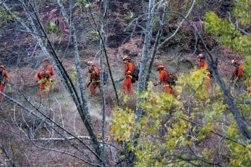 Bomberos reclusos que luchan contra el incendio de Palisades