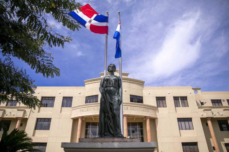 Fotografía muestra el Palacio de Justicia de Santiago.