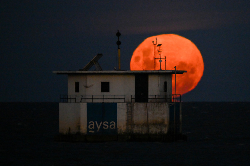 La luna llena sale sobre el Río de la Plata en Buenos Aires