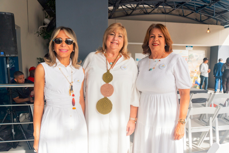 Alexandra Delance, Julia de Herrera y Arelis Roa.