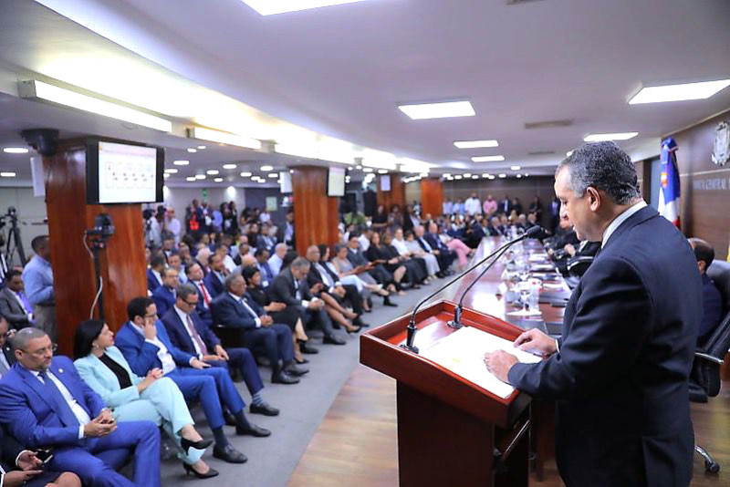 Delegados de los partidos se reunieron con el presidente de la JCE, Román Jáquez.