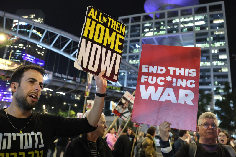 Manifestantes levantan pancartas durante una protesta que pide acciones para asegurar la liberación de los israelíes retenidos como rehenes en Gaza desde octubre de 2023.