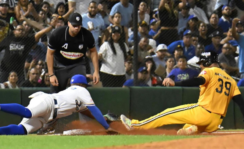 Domingo Leyba al momento de poner out a un corredor de las Águilas Cibaeñas.