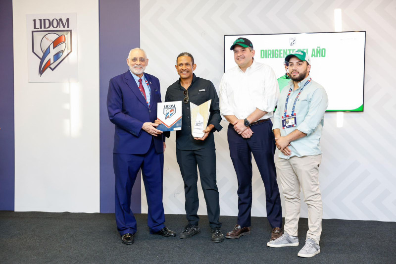 Fernando Tatis al momento de recibir premio al Dirigente del Año.