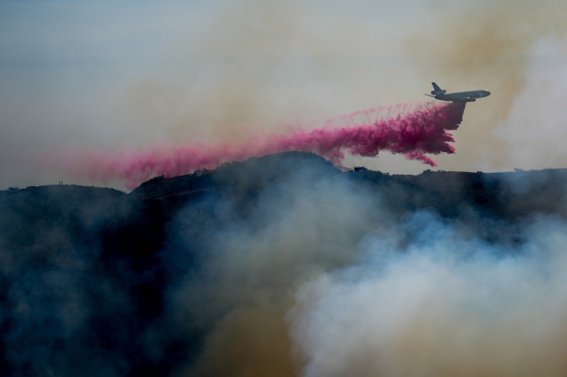 Un avión cisterna arroja retardante de fuego sobre el incendio Palisades, en las afueras del barrio Pacific Palisades de Los Ángeles, el 10 de enero de 2025. (Foto AP/Eric Thayer, Archivo)