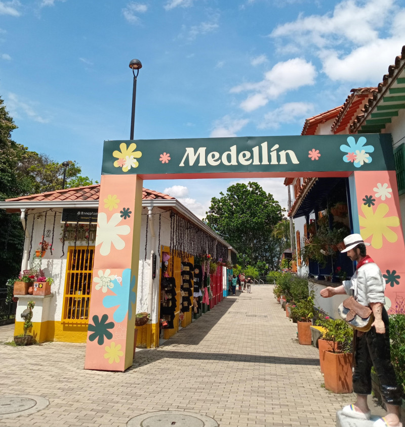 Medellín Pueblito Paisa, entrada con escultura de un paisa dando la bienvenida