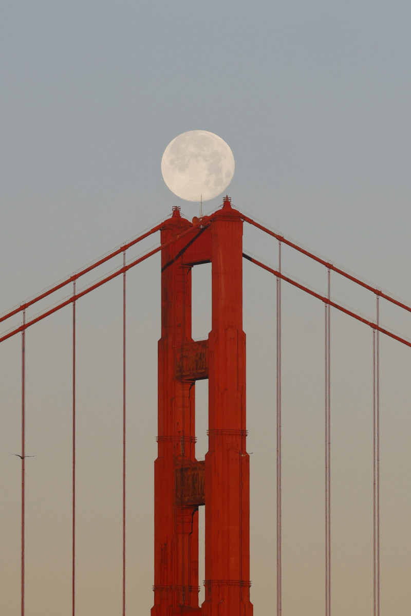 La luna llena se pone sobre la Torre Sur del Puente Golden Gate