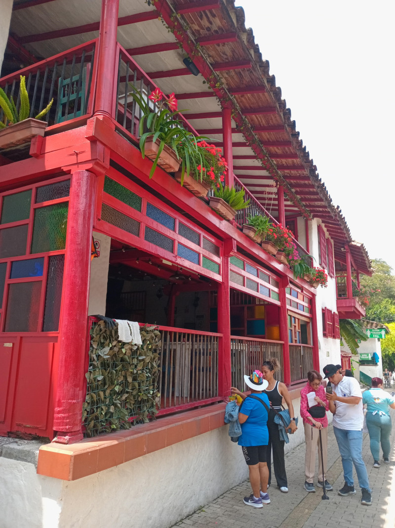 Medellín Pueblito Paisa, fuerte colorido en una de las casitas paisas