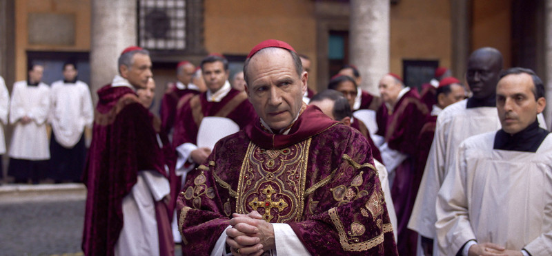 Ralph Fiennes en una escena de "Conclave